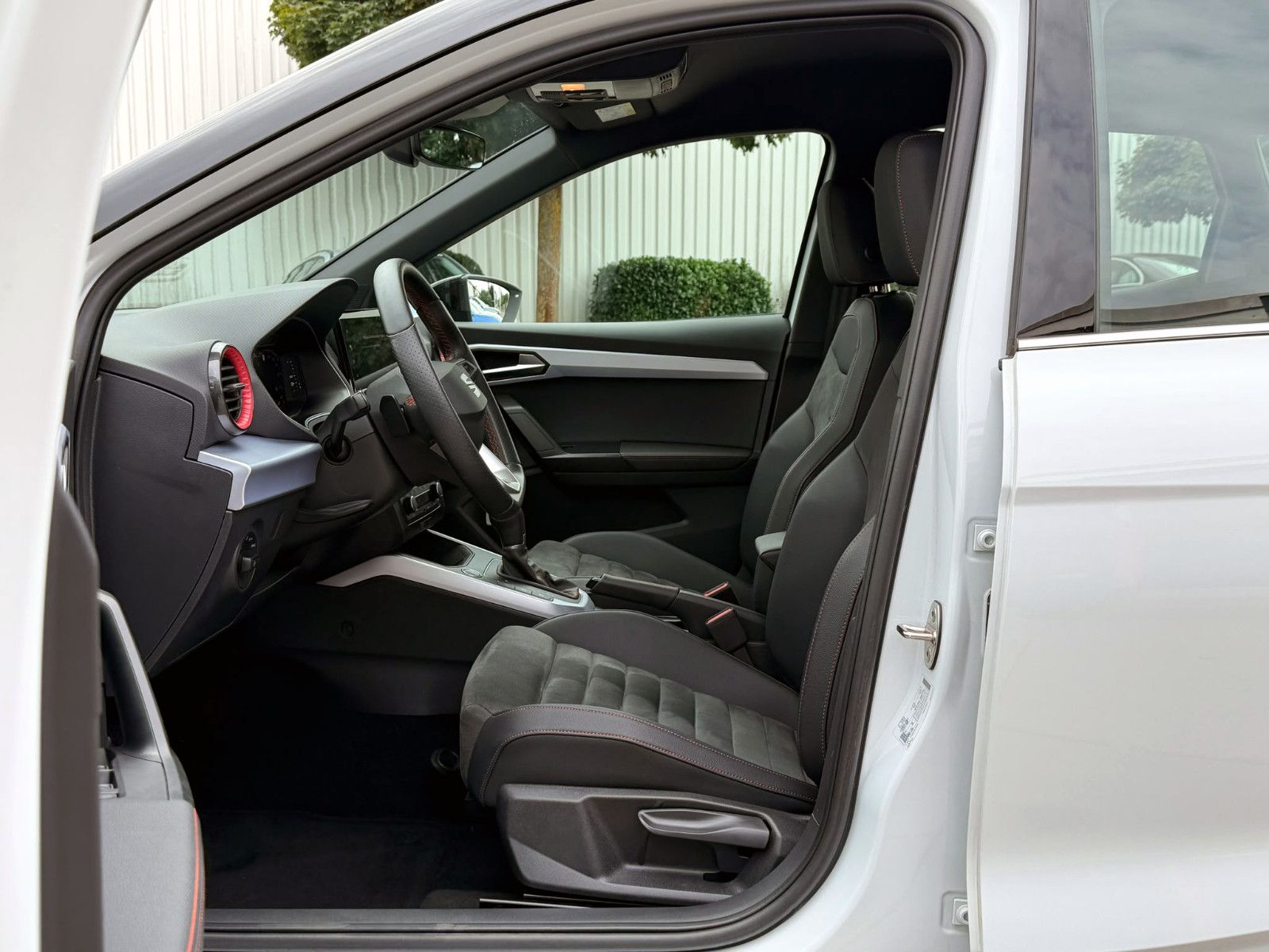 Fahrzeugabbildung SEAT Arona 1.0 TSI DSG FR ACC LED NAV PDC KAM SHZ