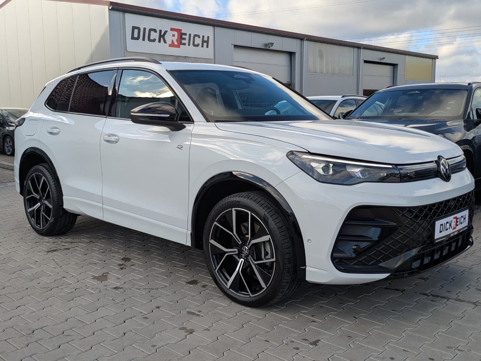 Fahrzeugabbildung Volkswagen Tiguan 2.0 TDI 4M R-Line PANO*H&K*AHK*MATRIX*20"