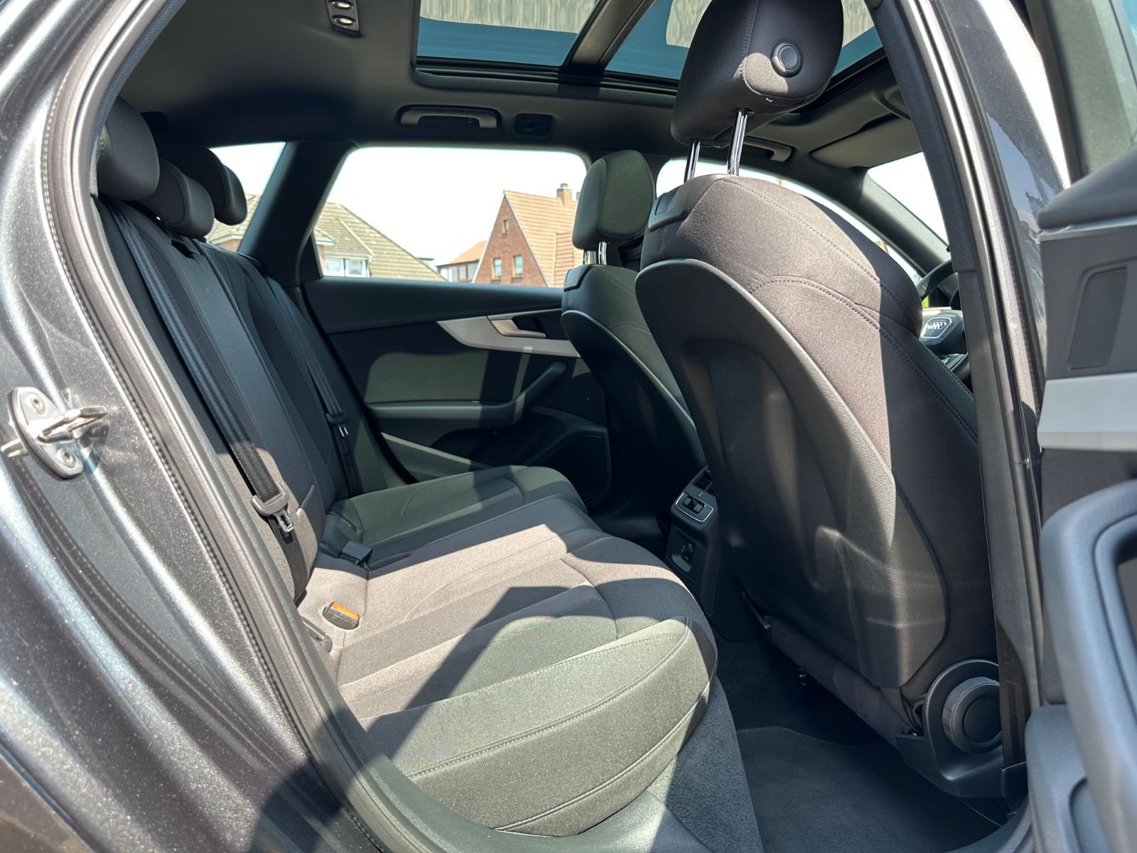 Fahrzeugabbildung Audi A4 Avant 40 TDI S line S-Tron Pano/Navi/GRA/LED
