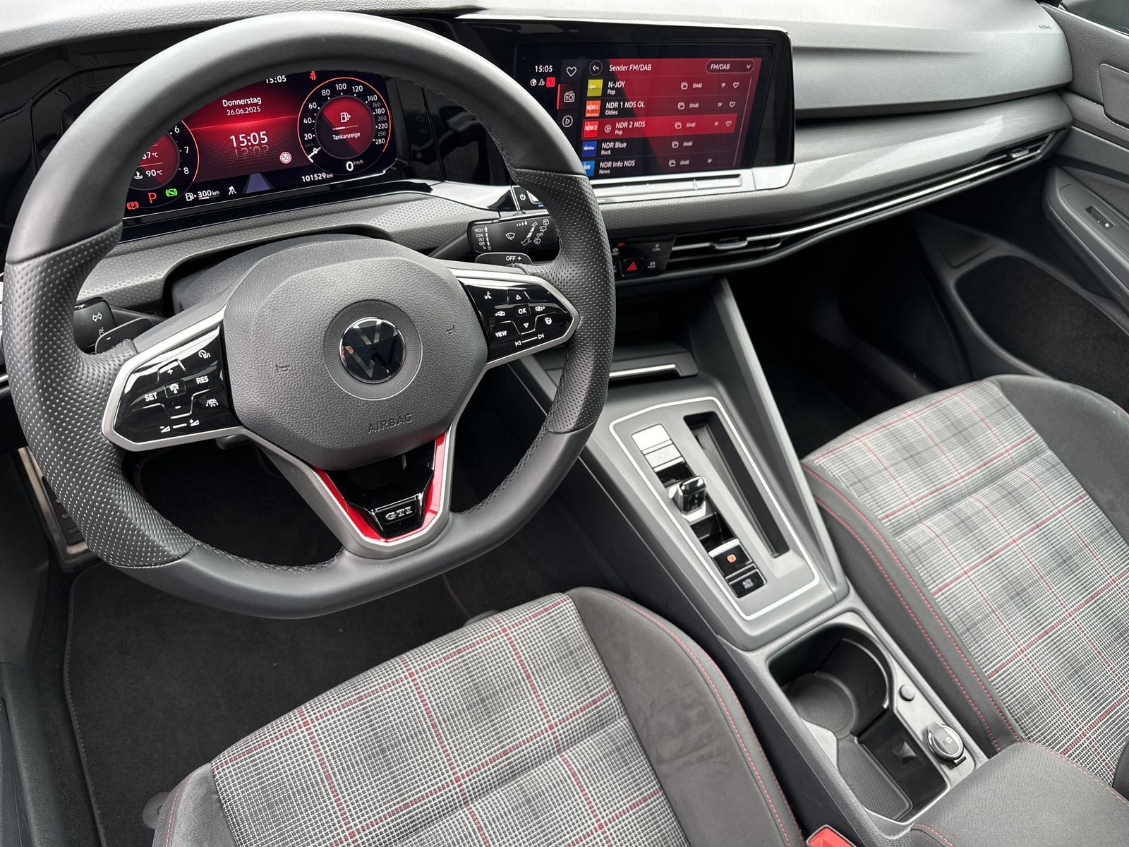Fahrzeugabbildung Volkswagen Golf 2.0 TSI GTI DSG NAV+LED+ACC+PANO+AHK+KAMERA