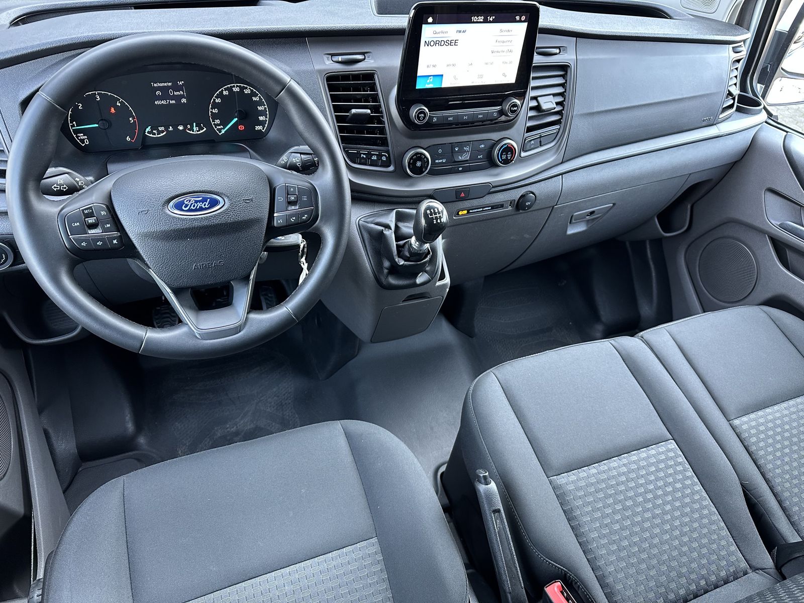 Fahrzeugabbildung Ford Transit Custom 340 L2H1 9-Sitzer AHK+TEMPOMAT+PP