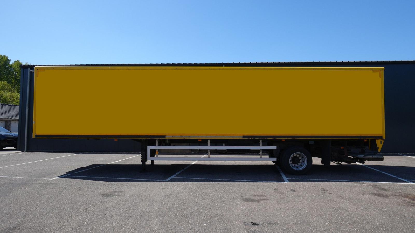 Floor 1 Axle closed box trailer
