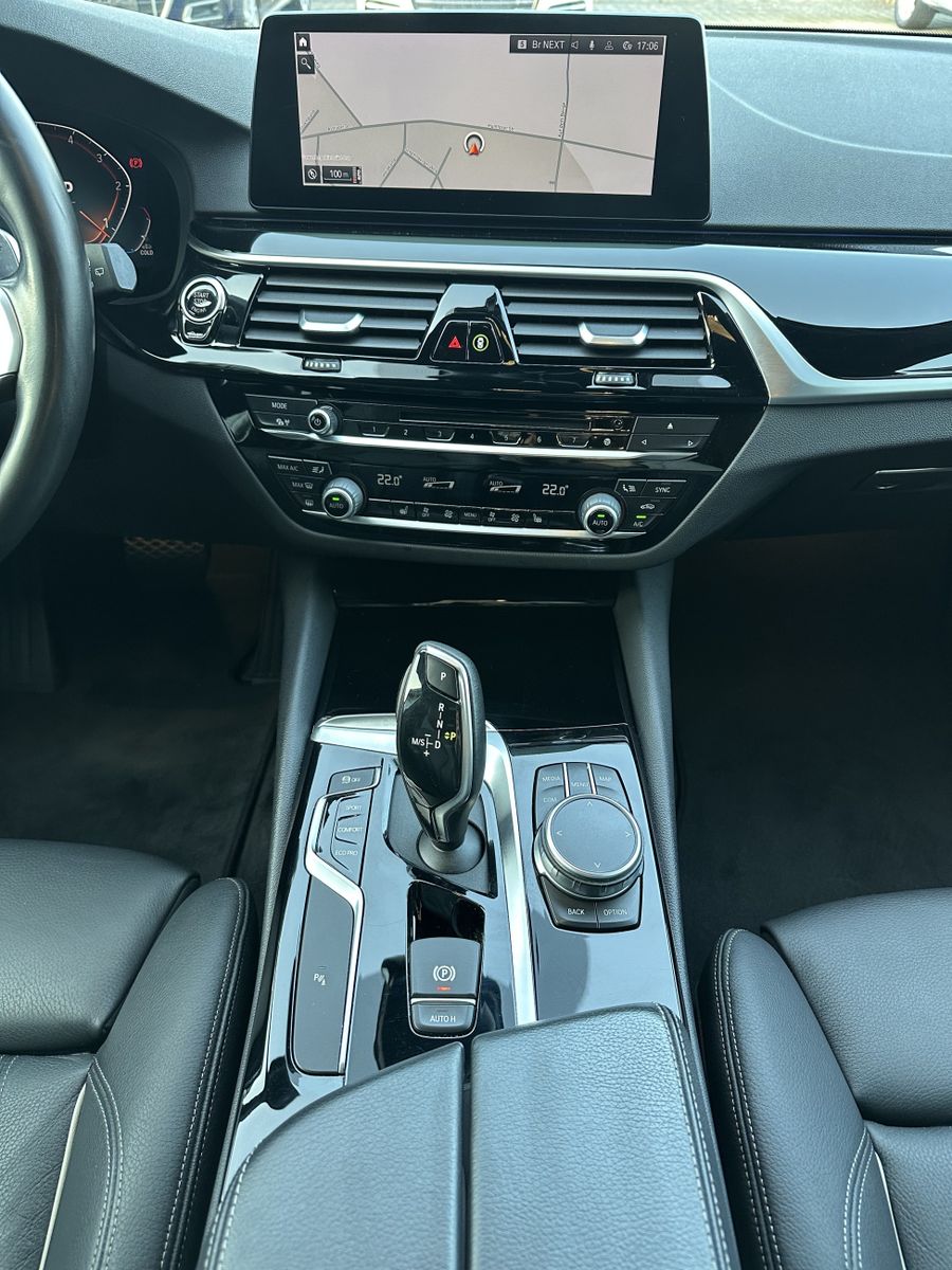 Fahrzeugabbildung BMW 530d Touring Sport-Line NAV+LED+19ZO+ACC+LC+H&K