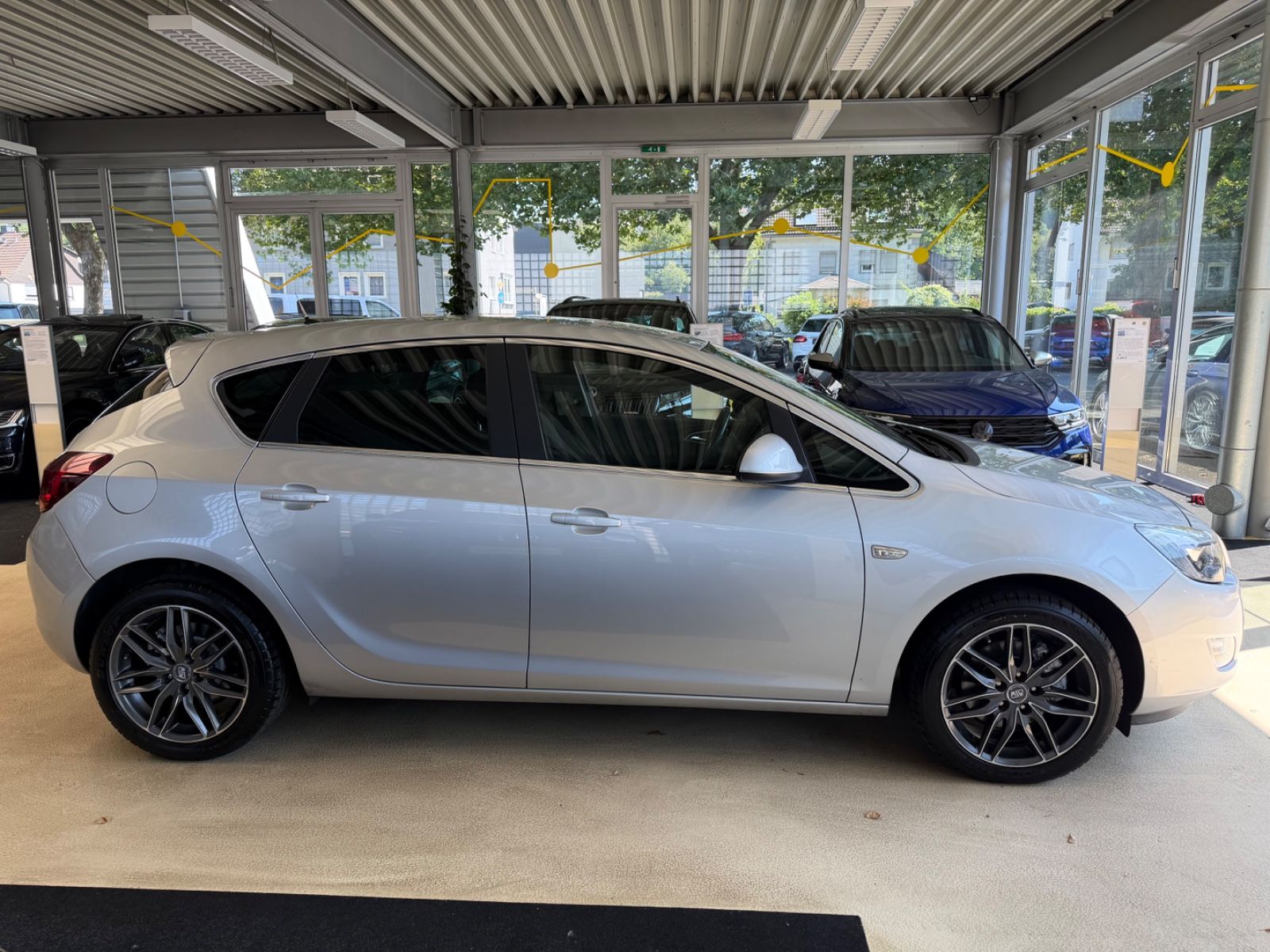 Fahrzeugabbildung Opel Astra J Lim. 5-trg. Sport