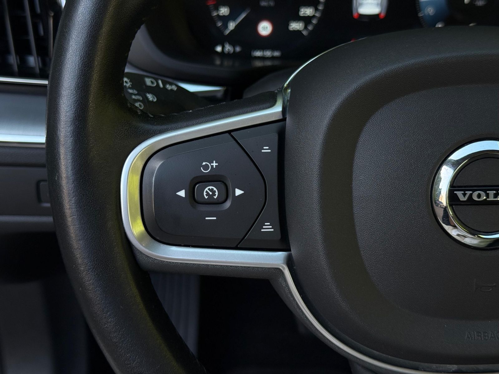 Fahrzeugabbildung Volvo XC60 Momentum Pro 2WD LED+NAVI+AHK+KAM+PARK+DAB+