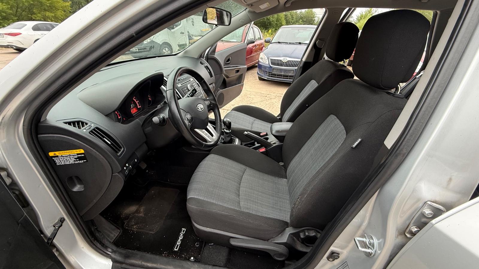 Kia cee'd 2011 — photo 15