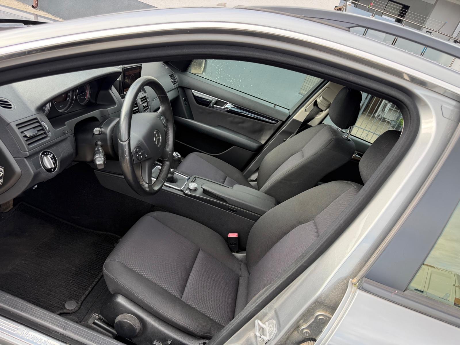 Mercedes-Benz C200 2010 — photo 11