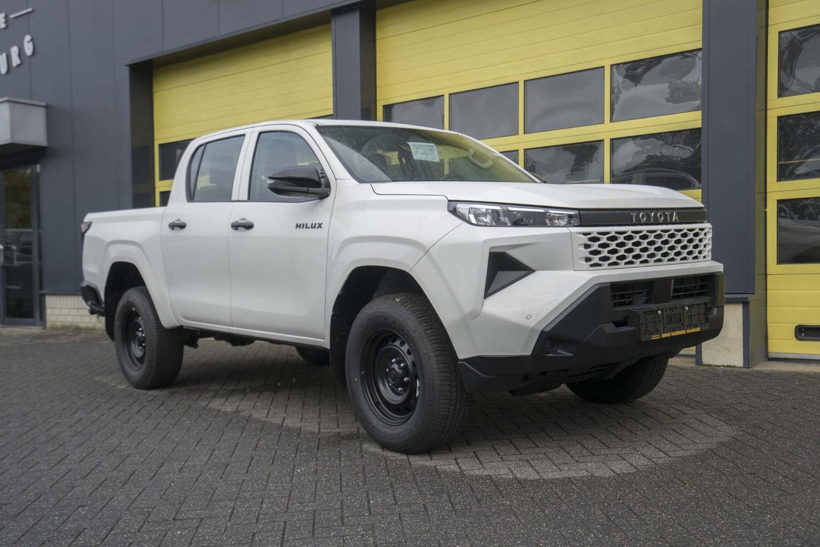 Toyota Hilux 2.8 D-4D MHEV Double Cab Auto 4WD Active
