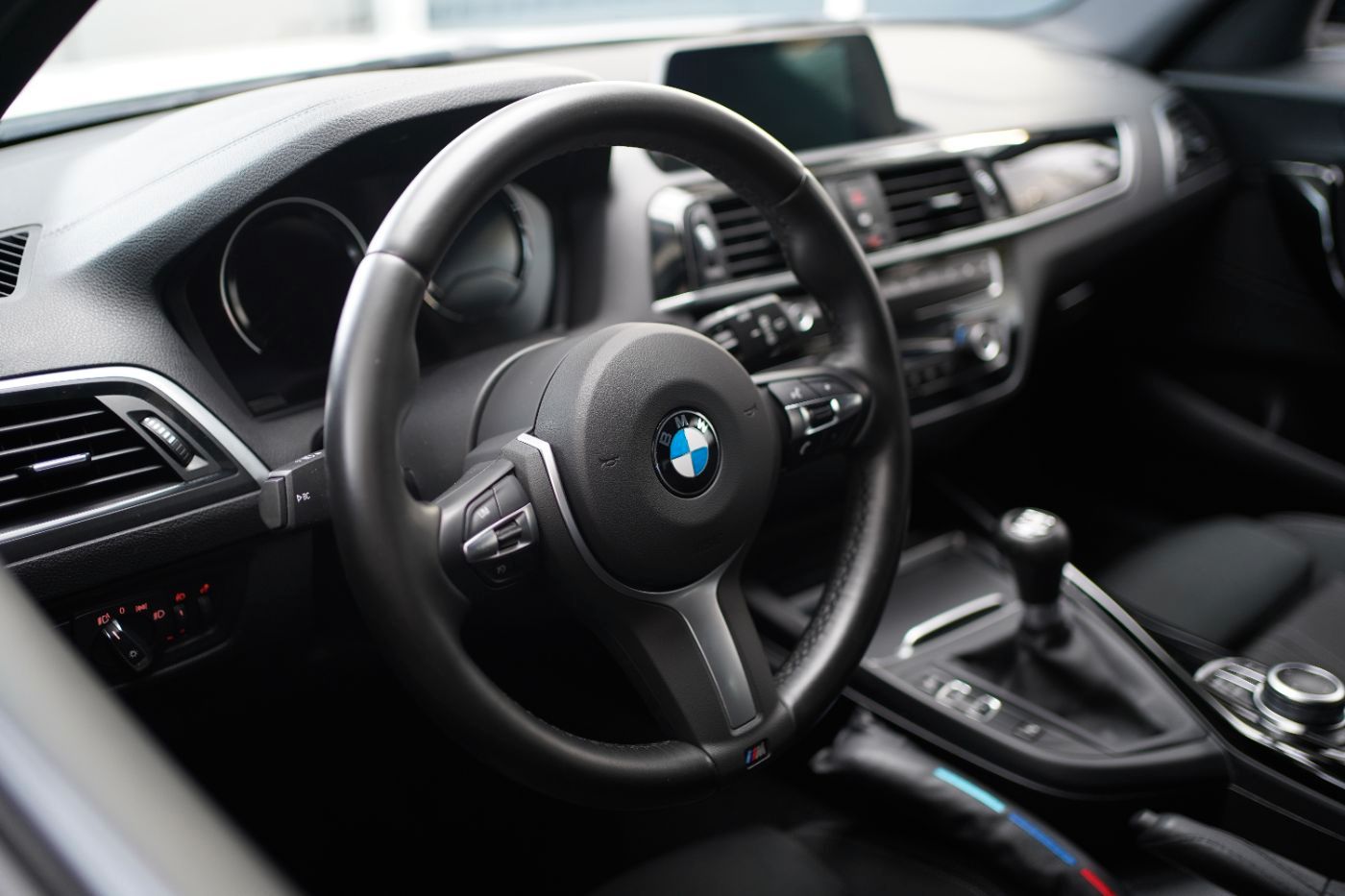 Fahrzeugabbildung BMW 116i M Sport LED+Navi+PDC+Parkassist+HiFi+