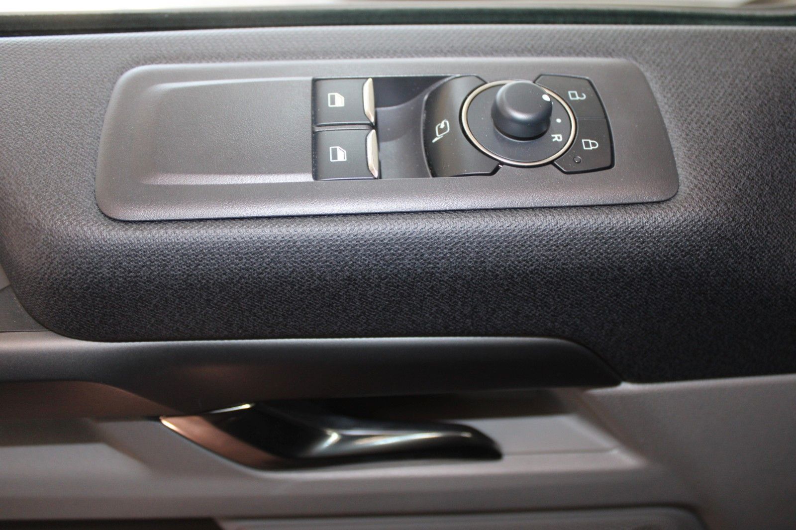 Fahrzeugabbildung Ford Tourneo Custom L2 8-Sitz Titanium Aut. LED PANO