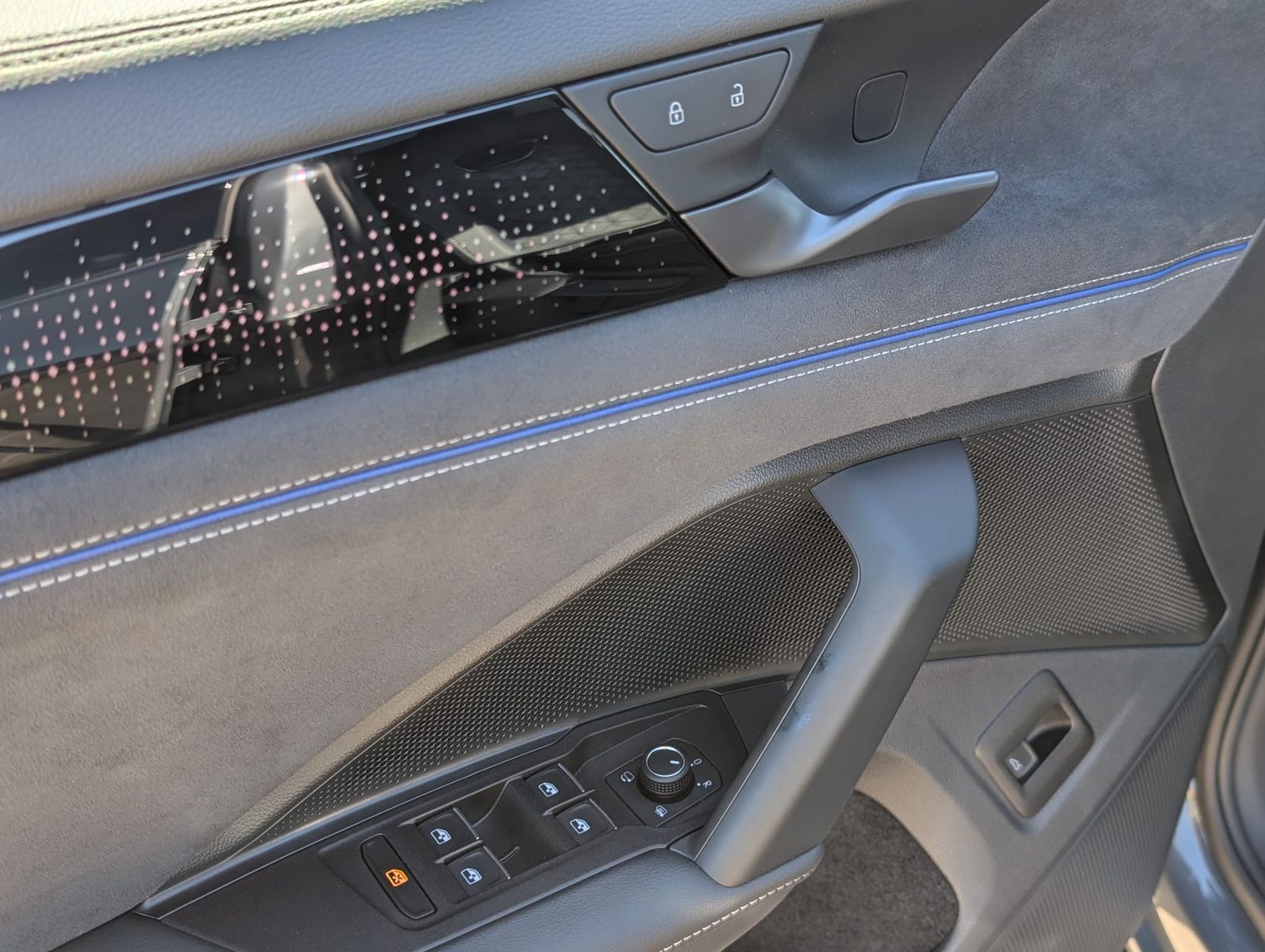 Fahrzeugabbildung Volkswagen Tayron 2.0TDI 4M R-Line 7Si*MATRIX*AHK*PANO*H&K