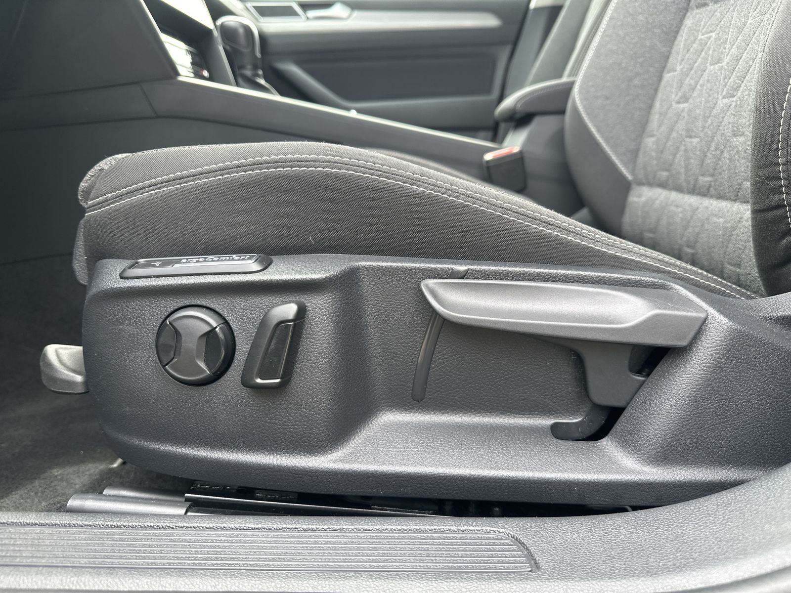 Fahrzeugabbildung Volkswagen Passat Variant 1.5 TSI DSG Business NAV+LED+ACC