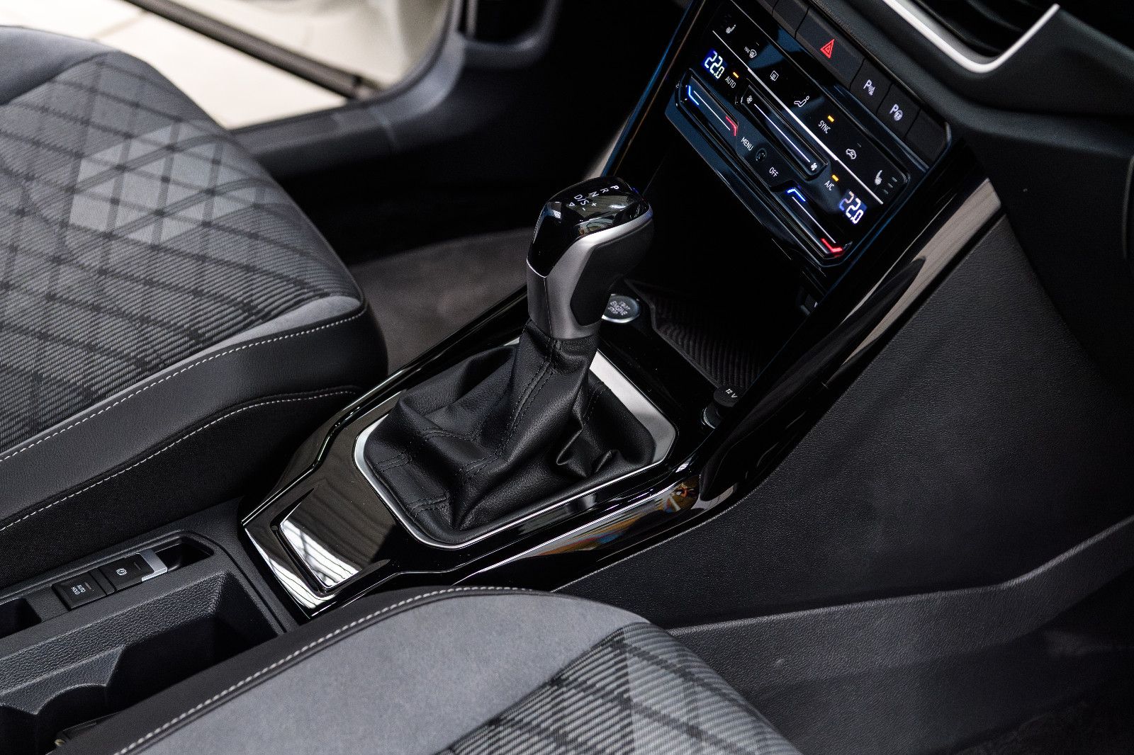 Fahrzeugabbildung Volkswagen T-Roc R-Line 1.5 TSI DSG LED+KAMERA+KEYLESS