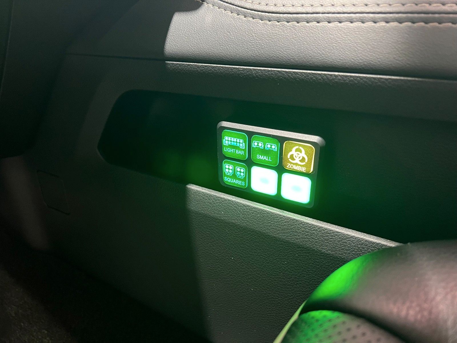 Fahrzeugabbildung Dodge RAM  1500 LIMITED NIGHT CREW CAB 4X4 *RTR UMBAU*