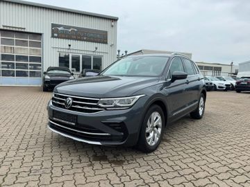 Volkswagen Tiguan - 1