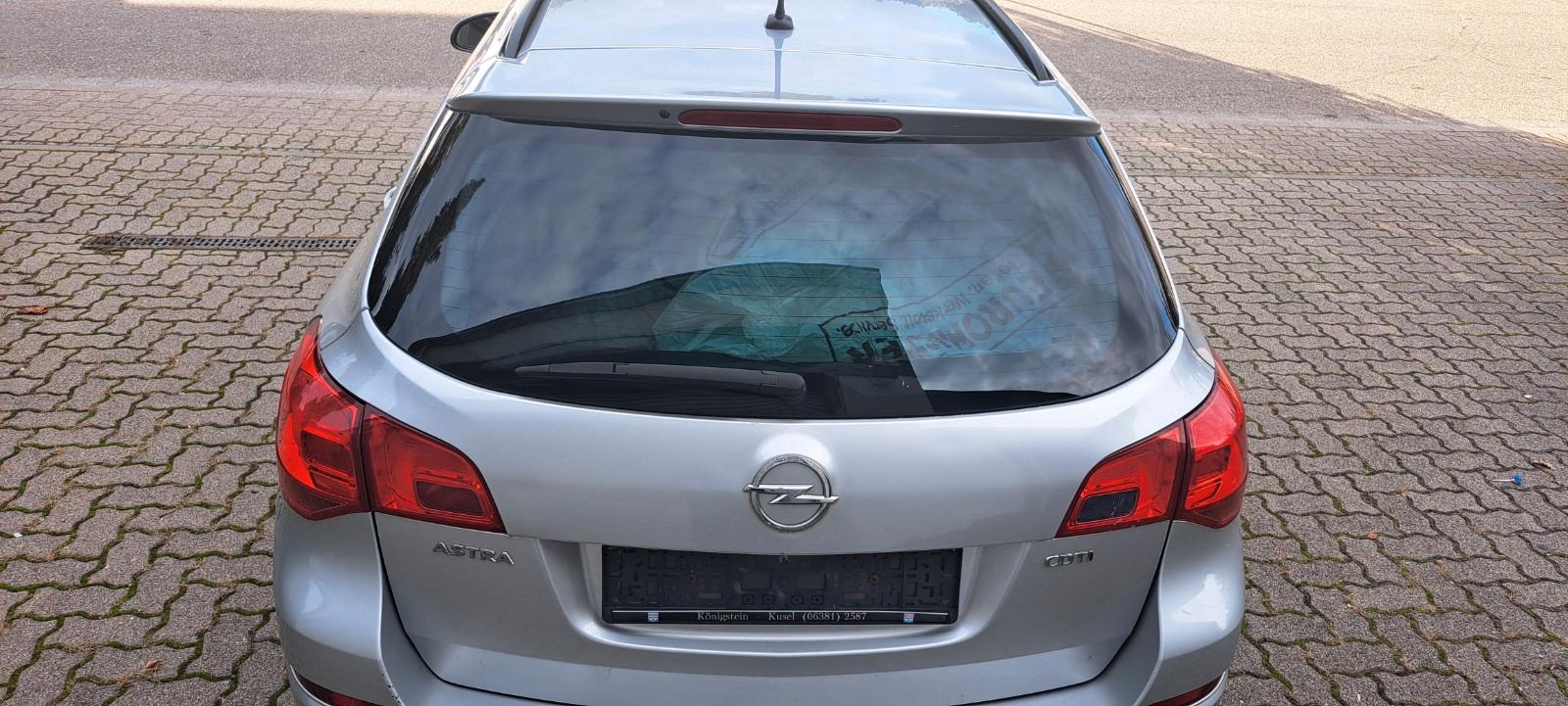 Opel Astra 2012 — photo 9