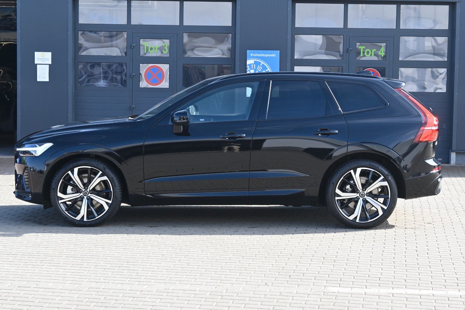 Fahrzeugabbildung Volvo XC60 B5 AWD Plus Dark*PANO*H&K*LUFT*LED*360°