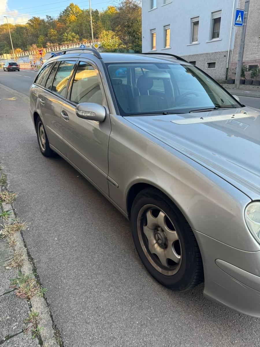 Mercedes-Benz E220 2004 — rear view