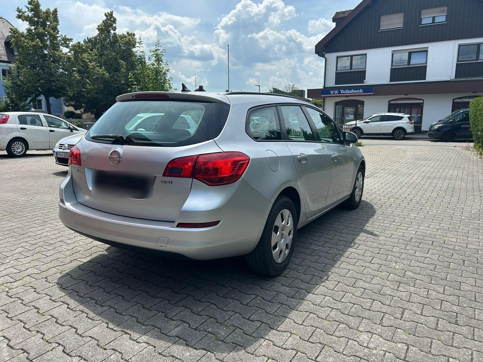Opel Astra 2011 — interior