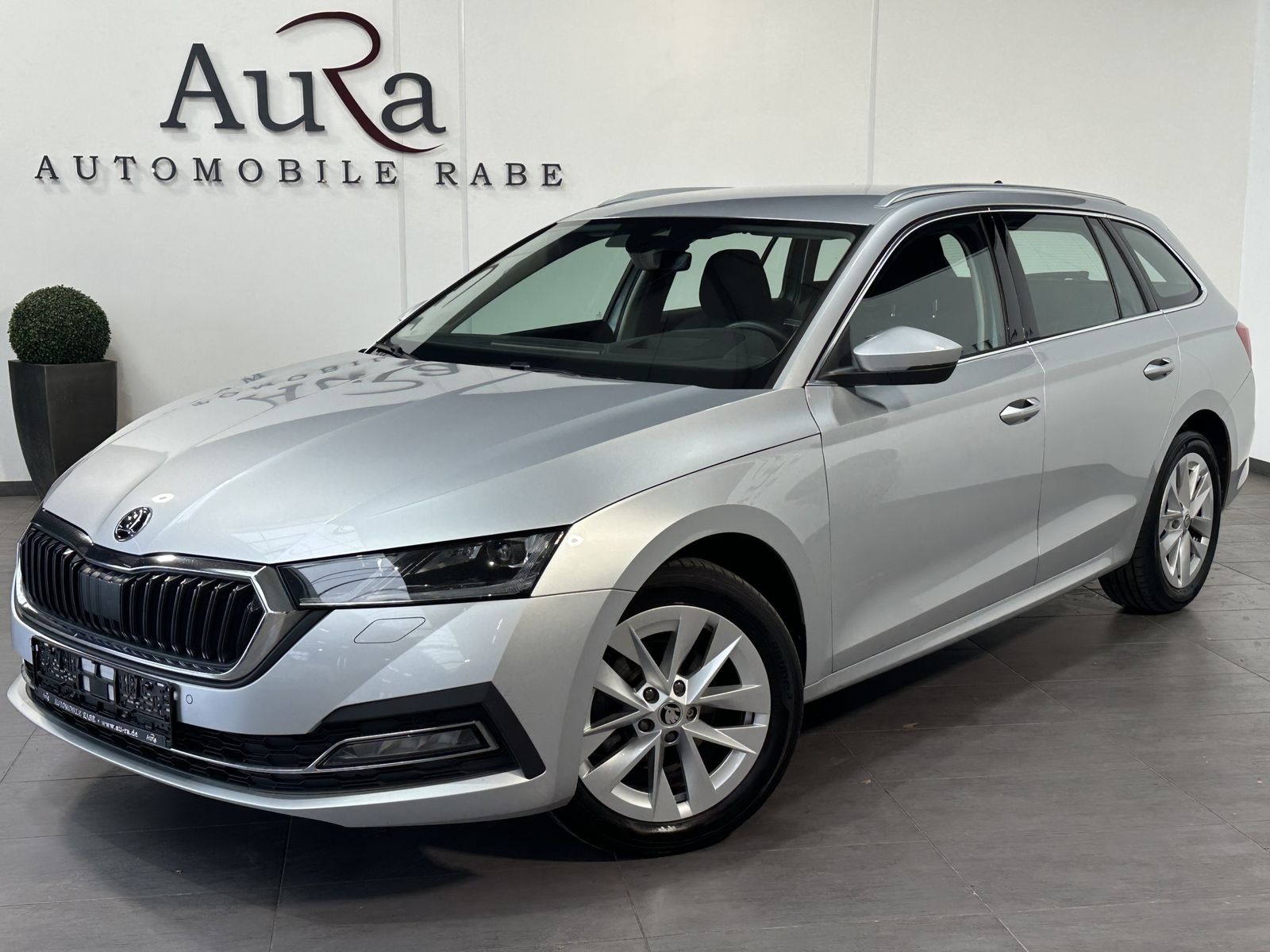 Fahrzeugabbildung SKODA Octavia Combi 2.0 TDI DSG Style NAV+LED+AHK+17ZO