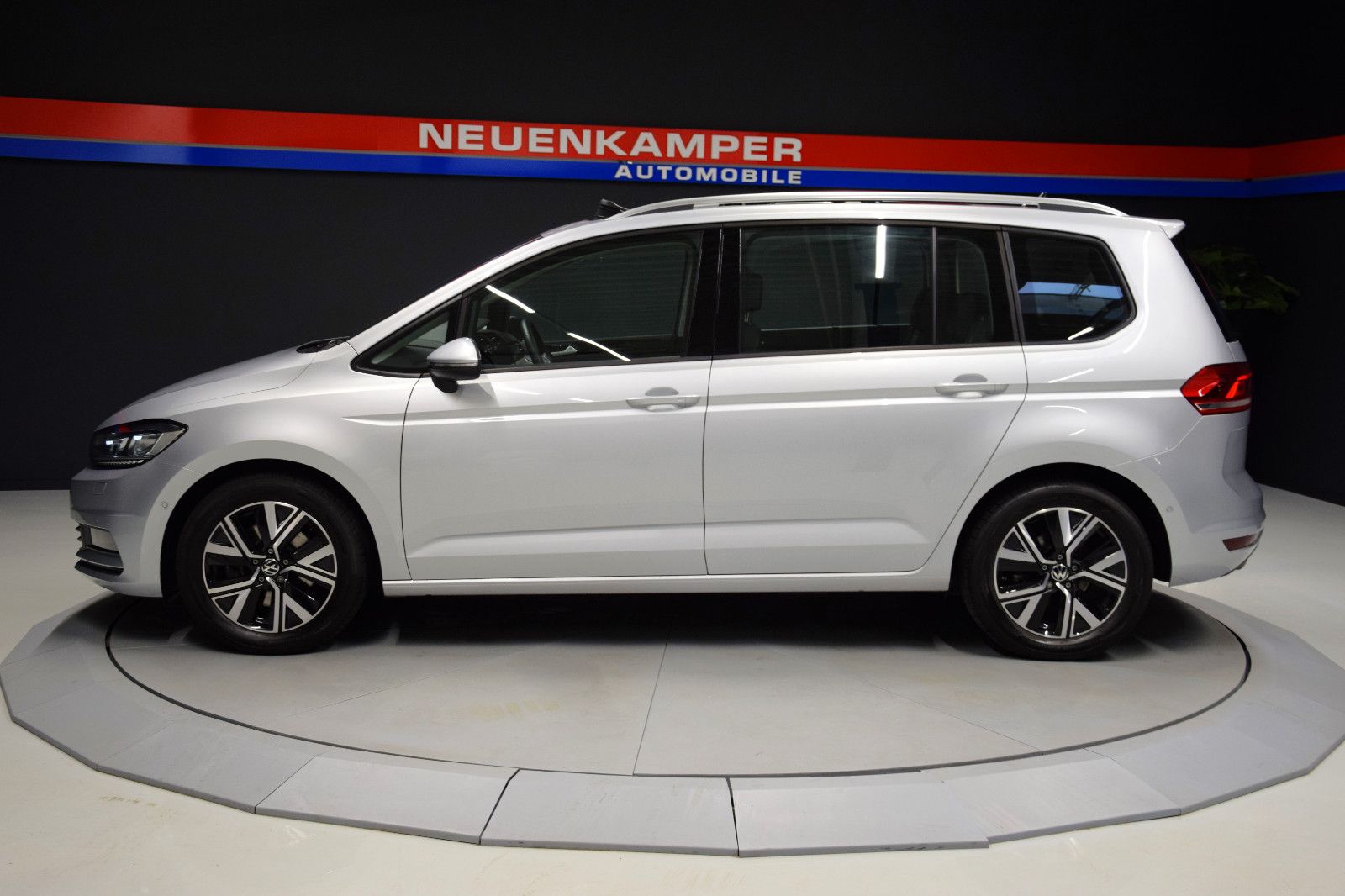 Fahrzeugabbildung Volkswagen Touran Comfortline DSG EasyOpen 7-Sitze ACC Pano