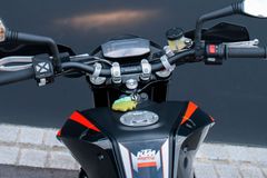 KTM Duke 690 R + A2 / 35 kW  + Akra + IXS Taschen