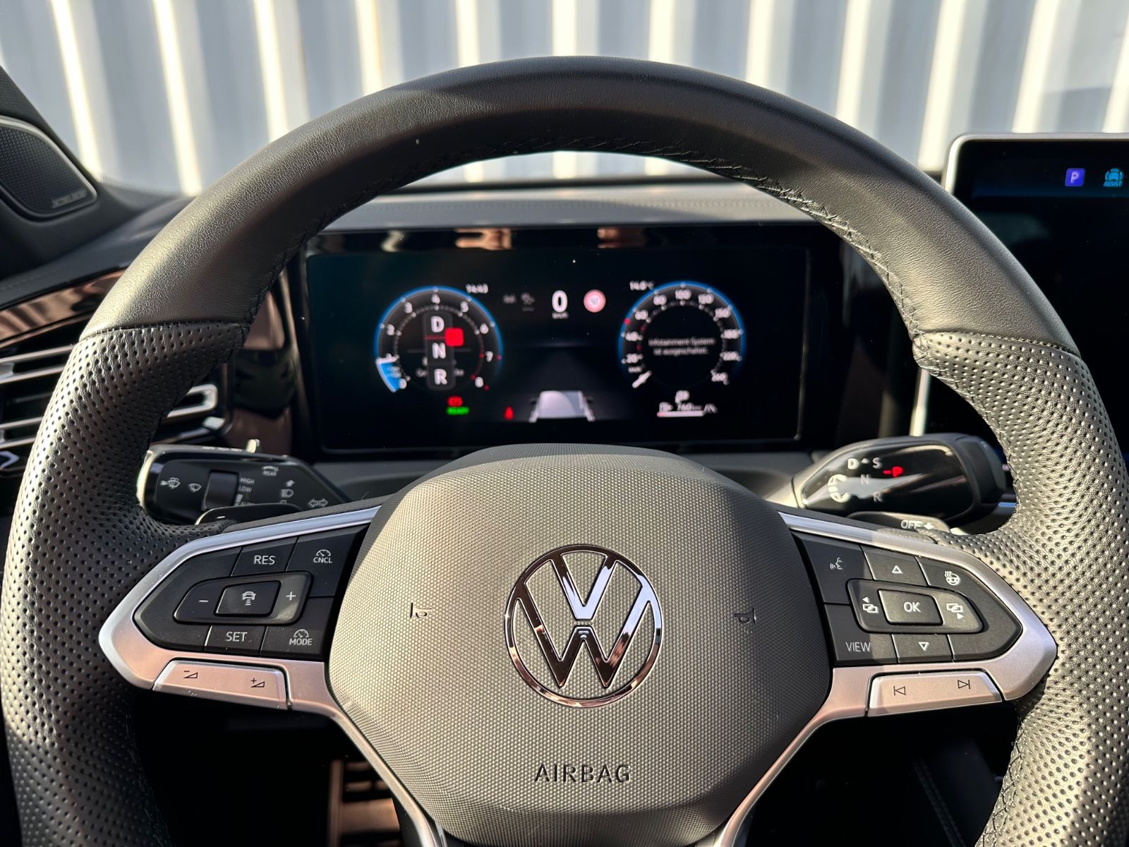 Fahrzeugabbildung Volkswagen Tiguan 1.5 eTSI R-Line*Panorama-Dach*AHK*SHZ*LHZ