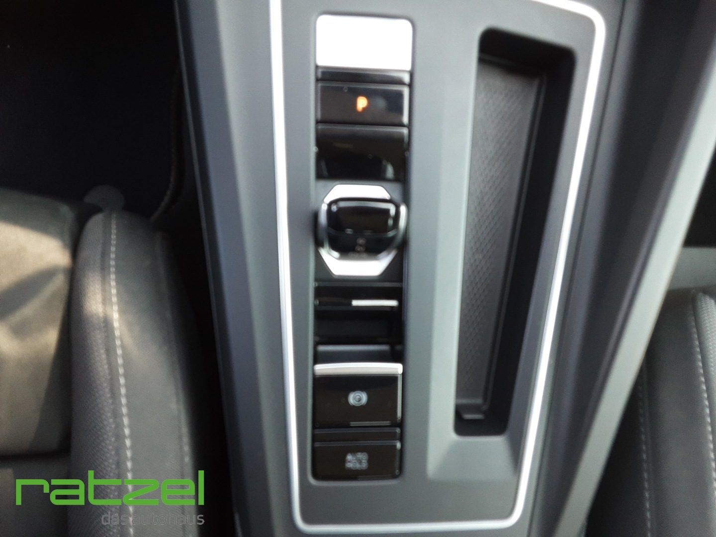 Fahrzeugabbildung Volkswagen Golf VIII Style 1.5 eTSI DSG  Memory Sitze Massa