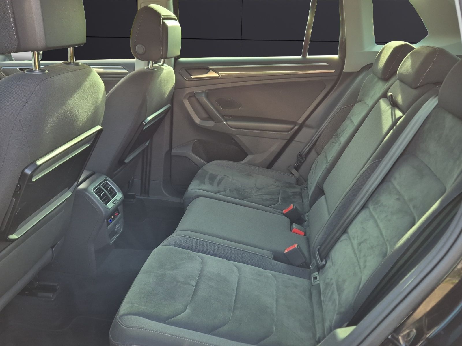 Fahrzeugabbildung Volkswagen Tiguan TDI Highline DSG 4M LED AHK Navi ACC PDC