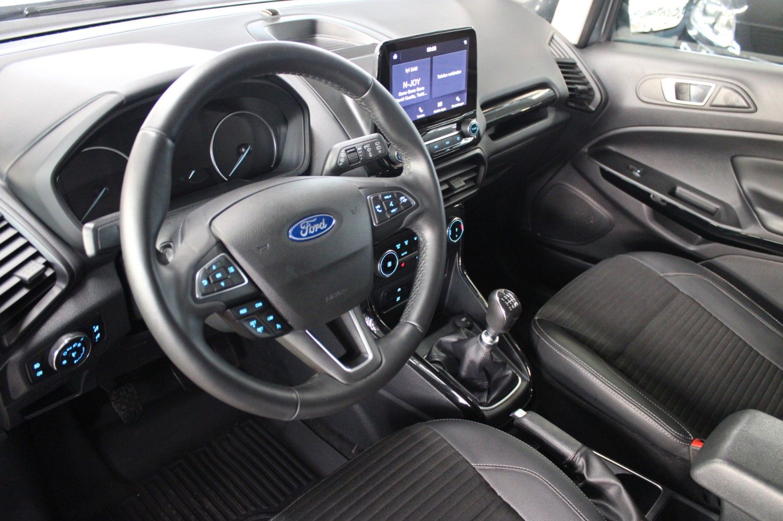 Fahrzeugabbildung Ford EcoSport Titanium LED WinterPaket DAB Teilleder