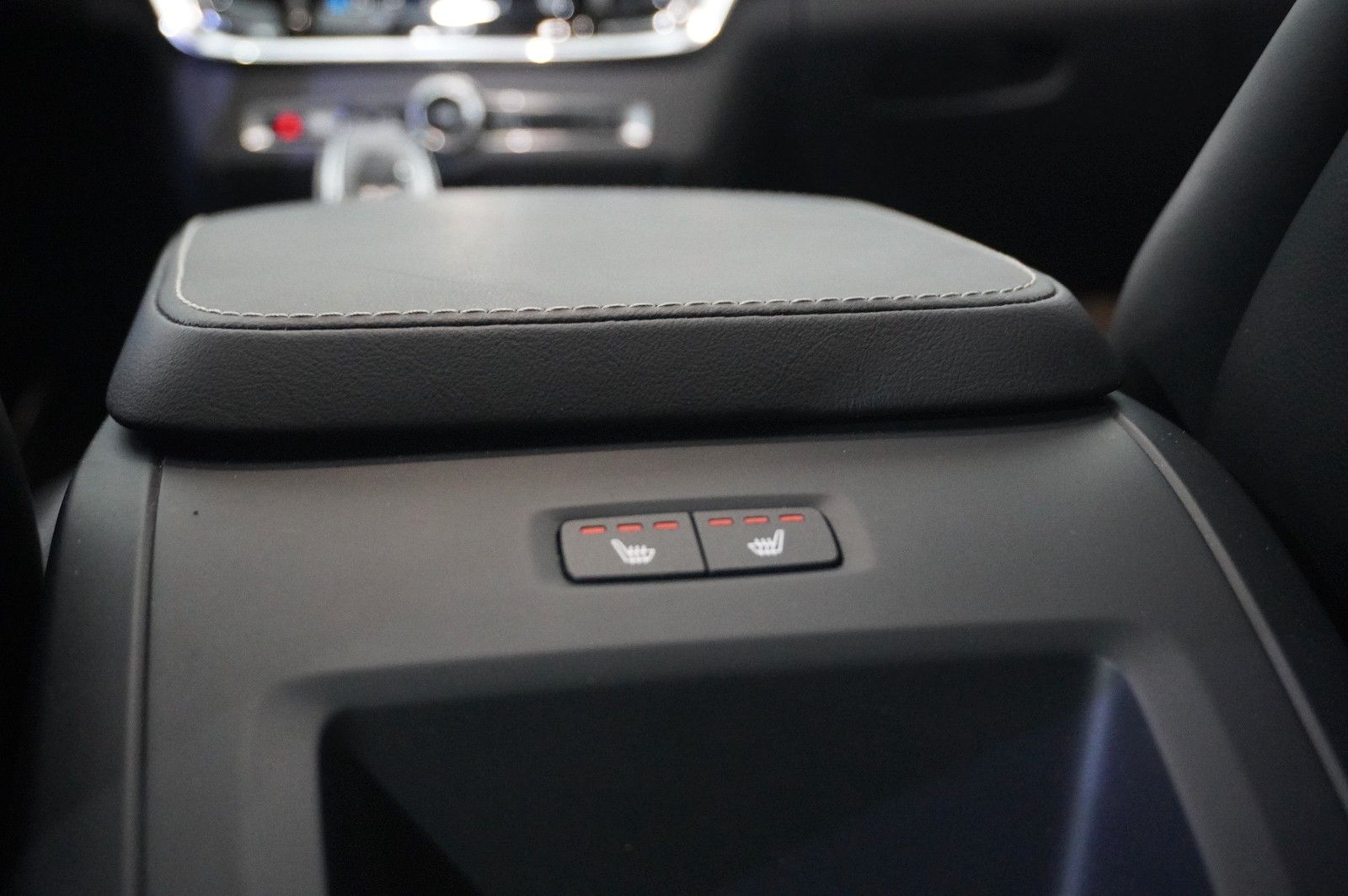 Fahrzeugabbildung Volvo V90 Kombi B4 PLUS DARK NAVI/LED/KAMERA/PANO./H&K