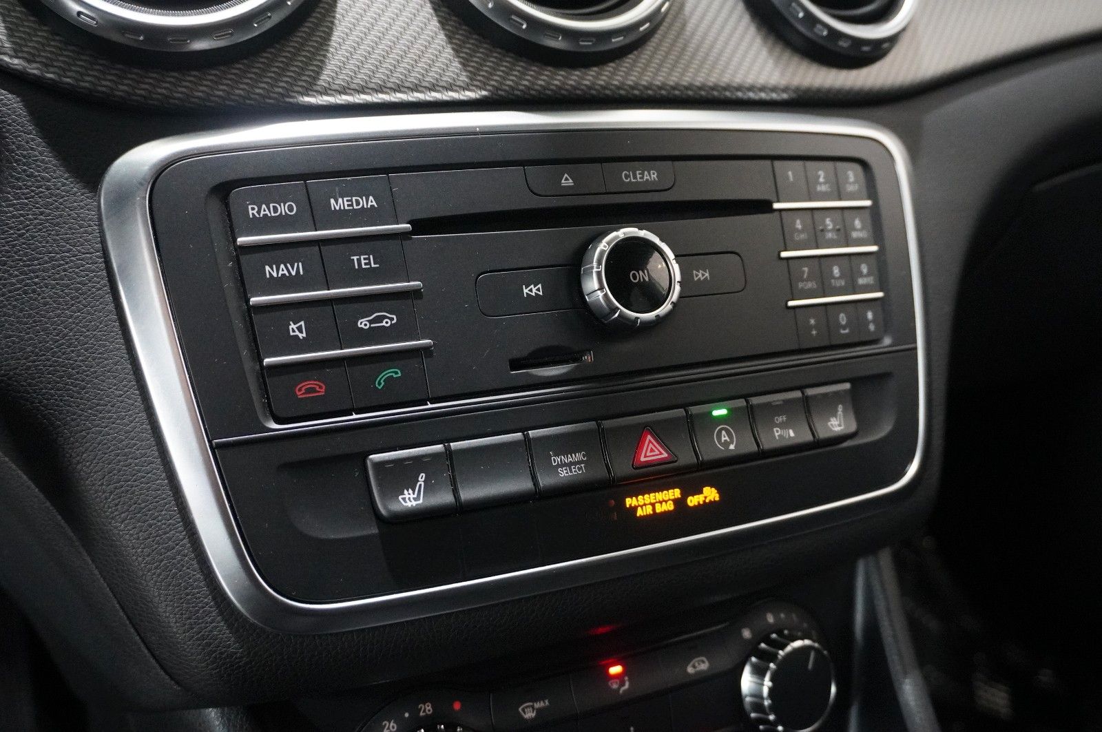 Fahrzeugabbildung Mercedes-Benz GLA 180 STYLE 7G-DCT NAVI/BI-XENON/SHZ/KAMERA