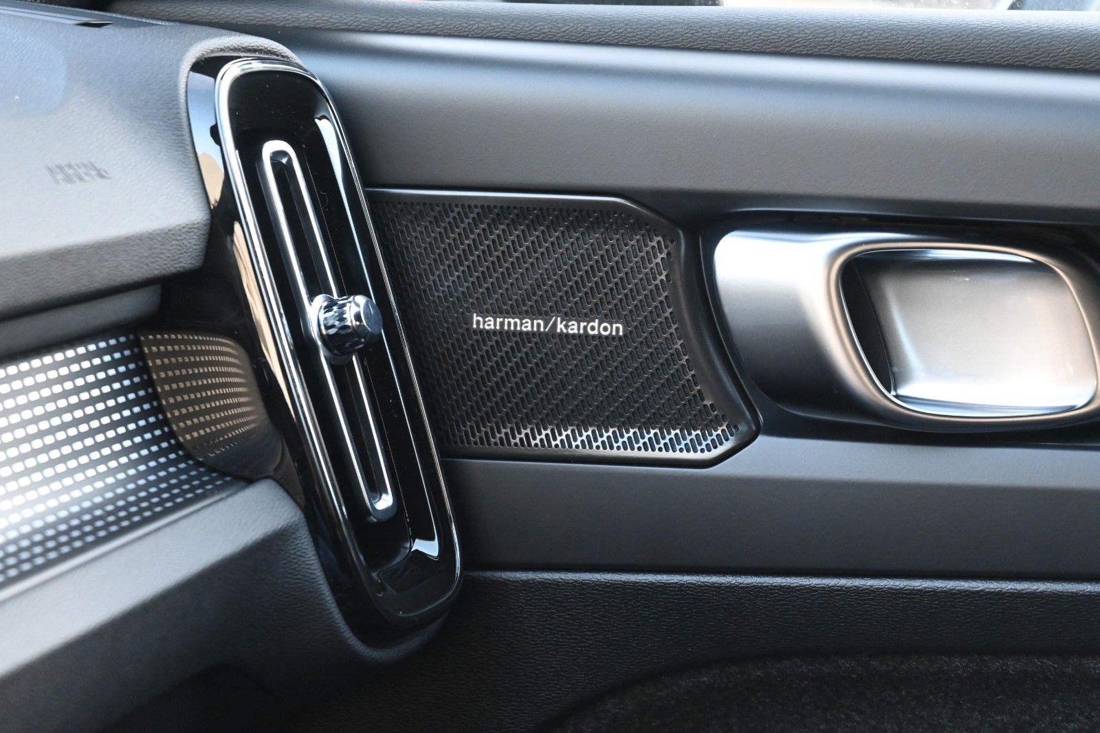 Fahrzeugabbildung Volvo XC40 B4 DKG Plus Black Edition*STDHZG*360*ACC