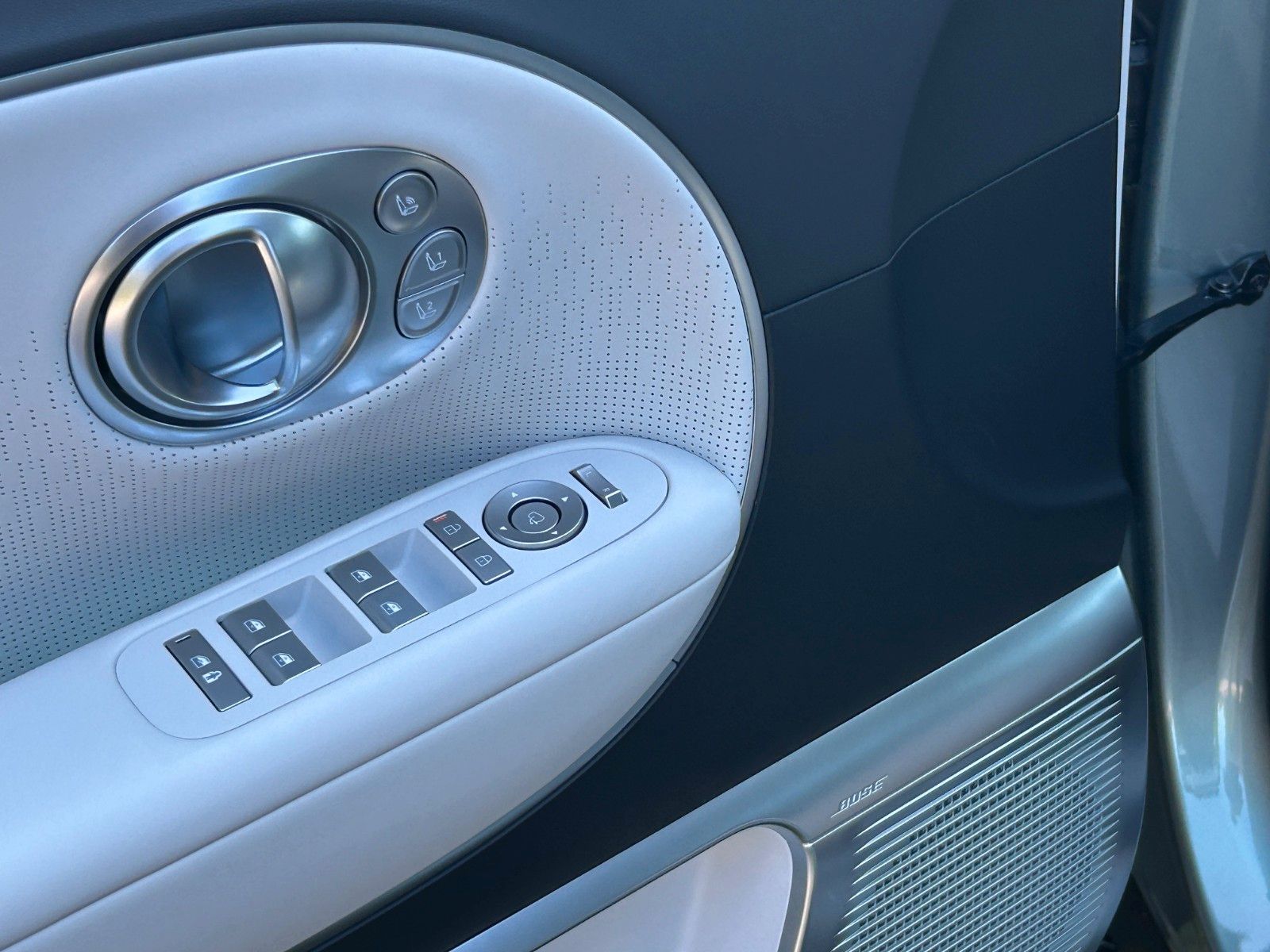 Fahrzeugabbildung Hyundai IONIQ 9 UNIQ 226kW *RW600KM*Pano*6Si*Relax*HeUp*