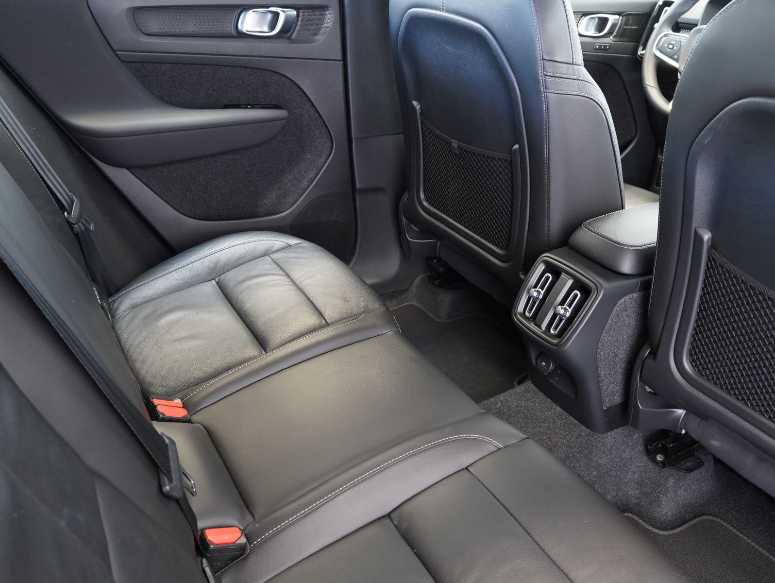 Fahrzeugabbildung Volvo XC40 B4 B R Design LED/NAVI/ACC/LEDER/360°
