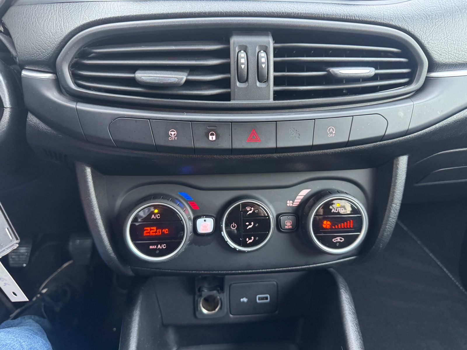 Fahrzeugabbildung Fiat Tipo Mirror Navi+Kamera