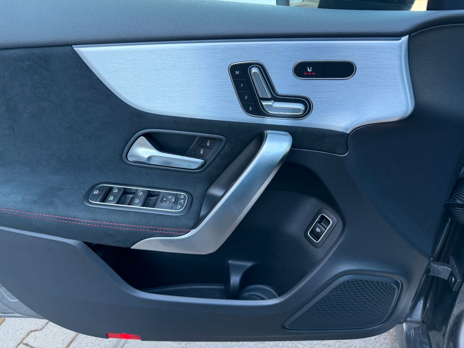 Fahrzeugabbildung Mercedes-Benz A 200 Limousine AMG NIGHT+AHK+MEMORY+360°+Ambien