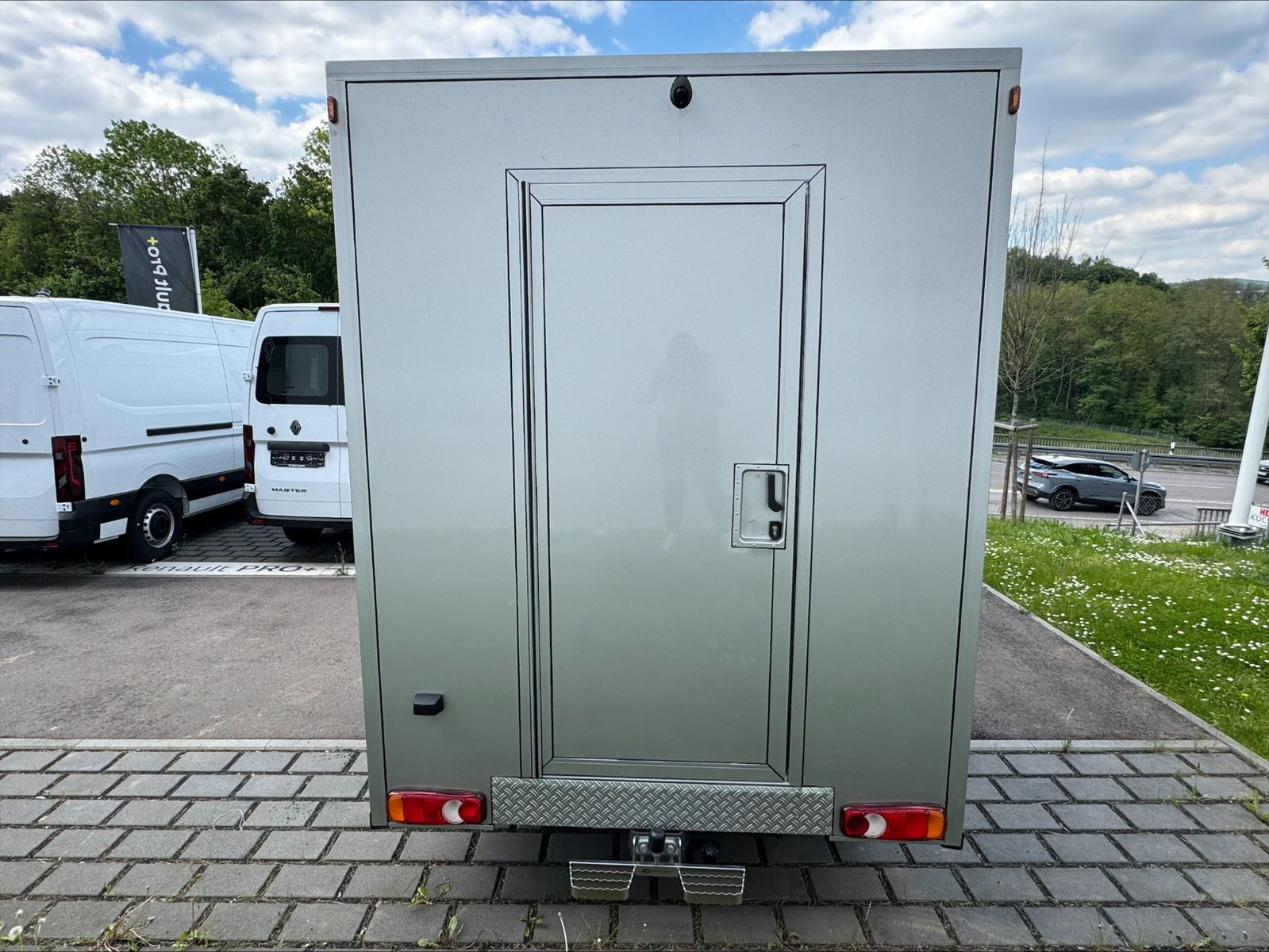 Fahrzeugabbildung Renault Master Fahrgestell FWD Pferdeaufbau L3H1 3,5t E