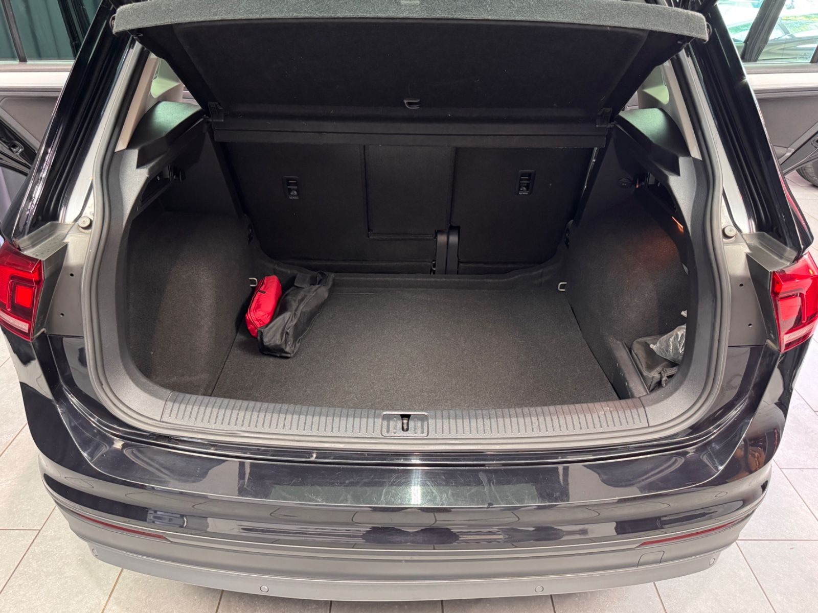Fahrzeugabbildung Volkswagen Tiguan Comfortline 4Motion|NAVI|KAMERA|1.HAND
