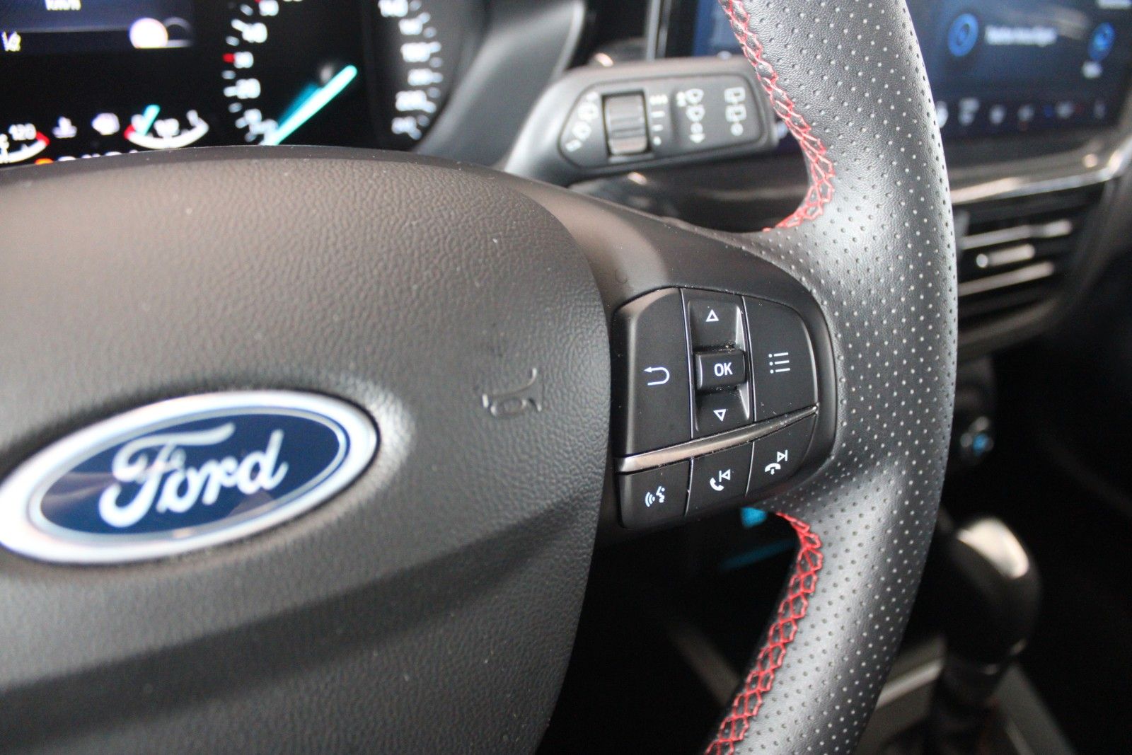 Fahrzeugabbildung Ford Focus ST-Line Aut. LED AHK ACC B&O WinterPak uvm