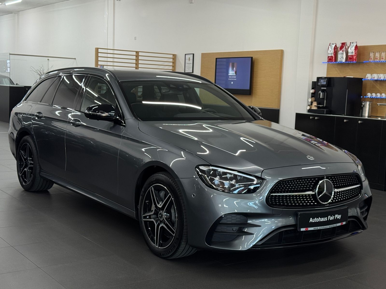 Mercedes-Benz E 300 de T-Mod. AMG/HUD/BURMESTER/WIDE/AHK imagem 3