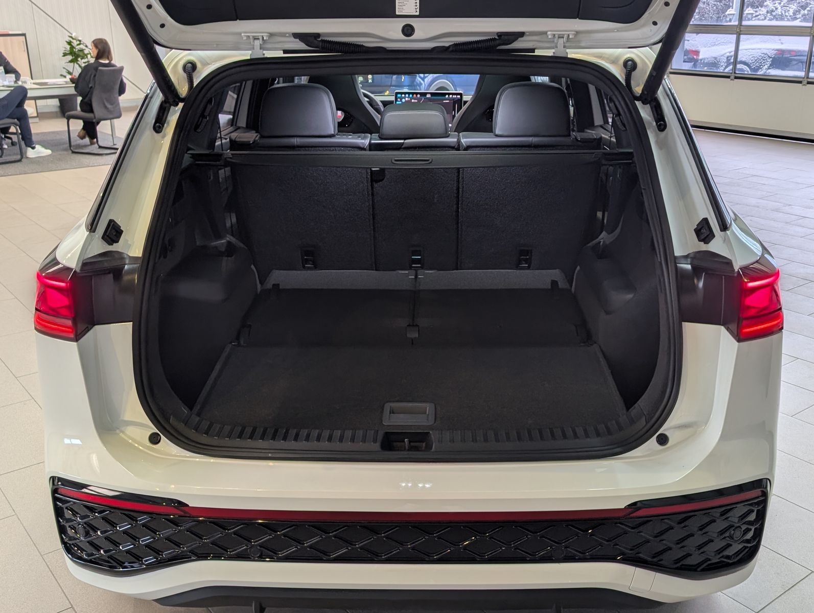 Fahrzeugabbildung Volkswagen Tayron 2.0TDI 4M R-Line Launch Pano Black AHK 20