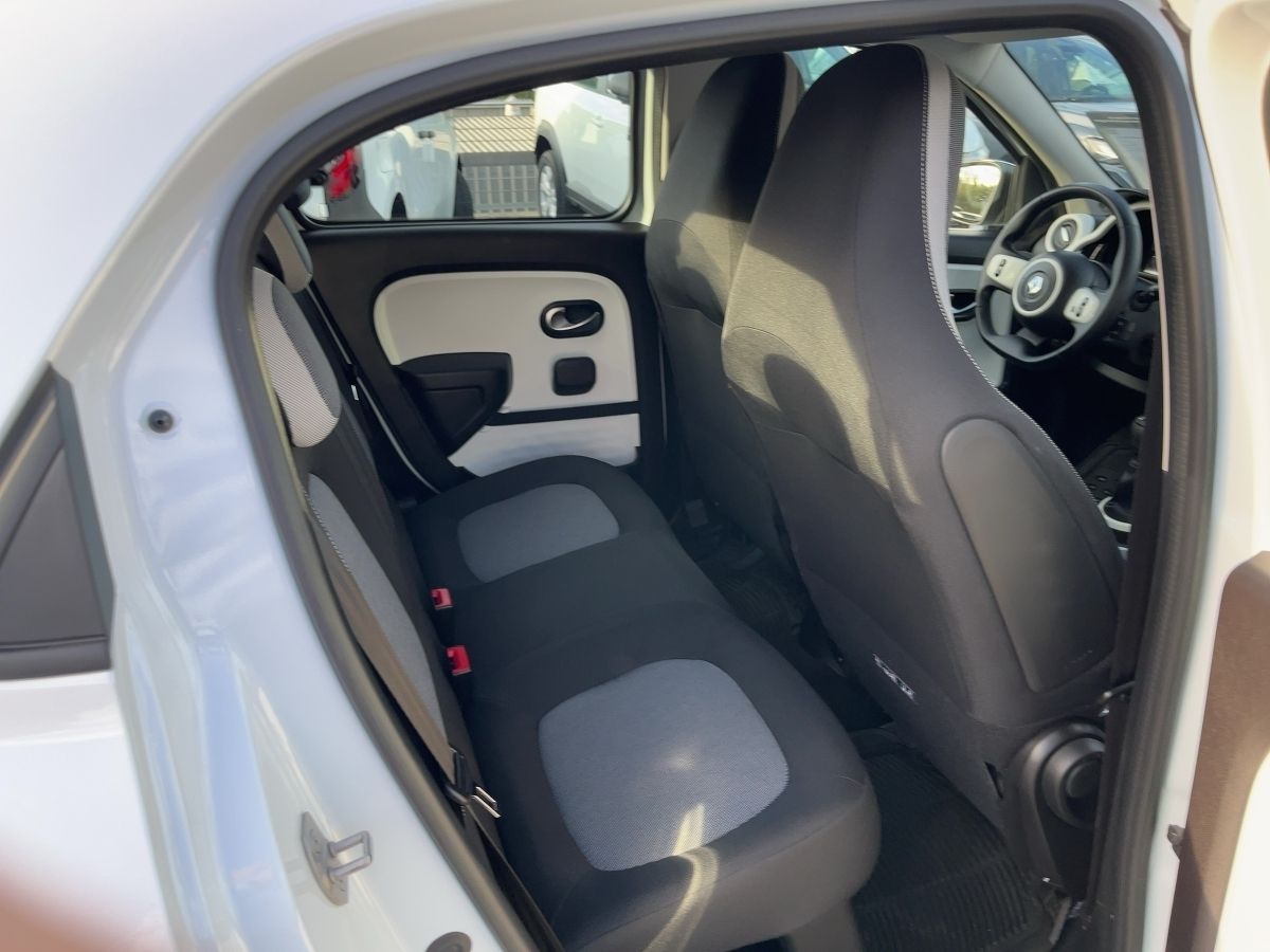 Fahrzeugabbildung Renault Twingo EQUILIBRE SCe 65 SHZ Kamera Navi - mit KI generiert/bearbeitet