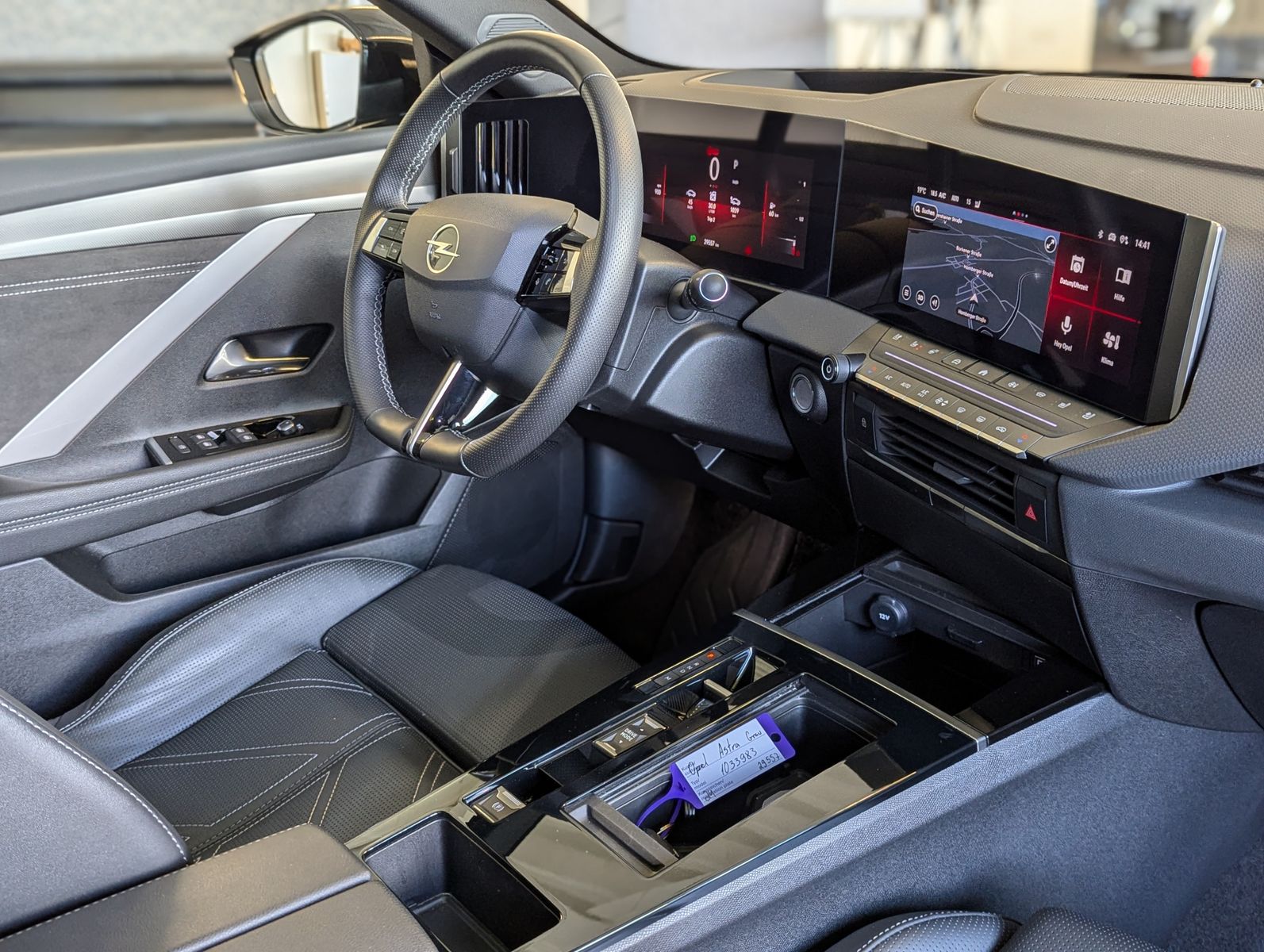 OPEL Astra 1.2 Ultimate Leder-Nappa Sitzlüft AHK Pano - Image 11