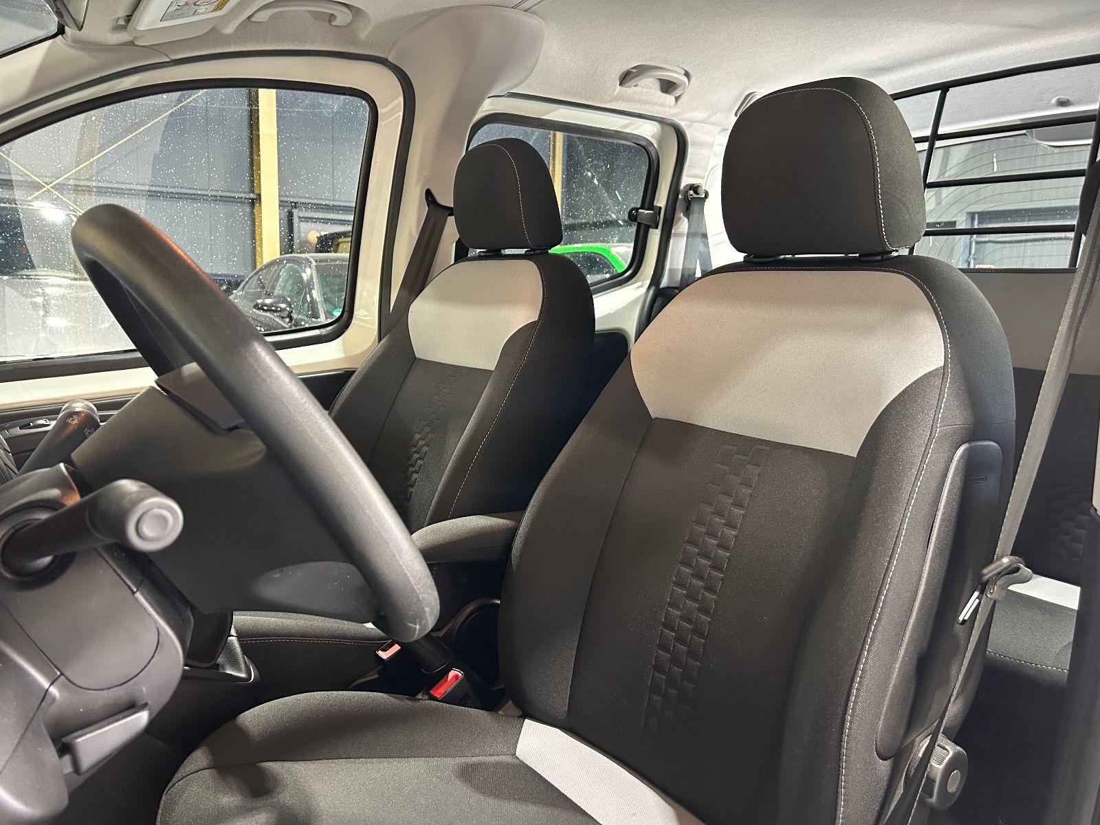 Fahrzeugabbildung Fiat Fiorino SX Kombi/RADIO/4-SITZ/SHZ/SCHIEBETÜR L+R