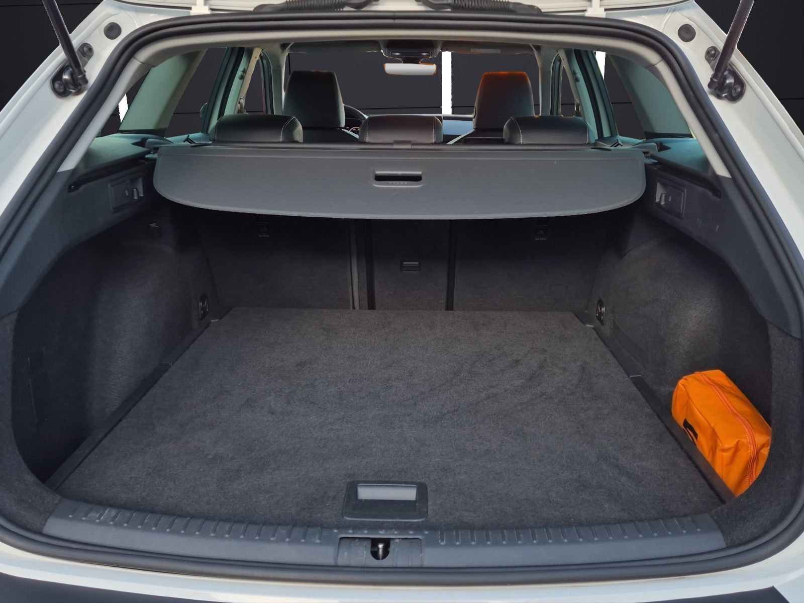 Fahrzeugabbildung SEAT Leon ST TDI Style DSG LED Navi AID ACC RFK beats