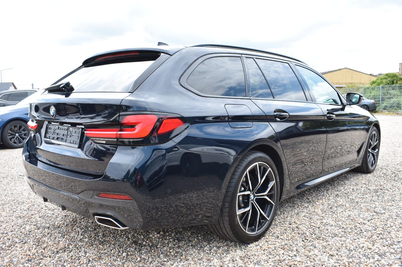 Fahrzeugabbildung BMW 530d Touring xDrive M Sport HUD H&K Pano Integra