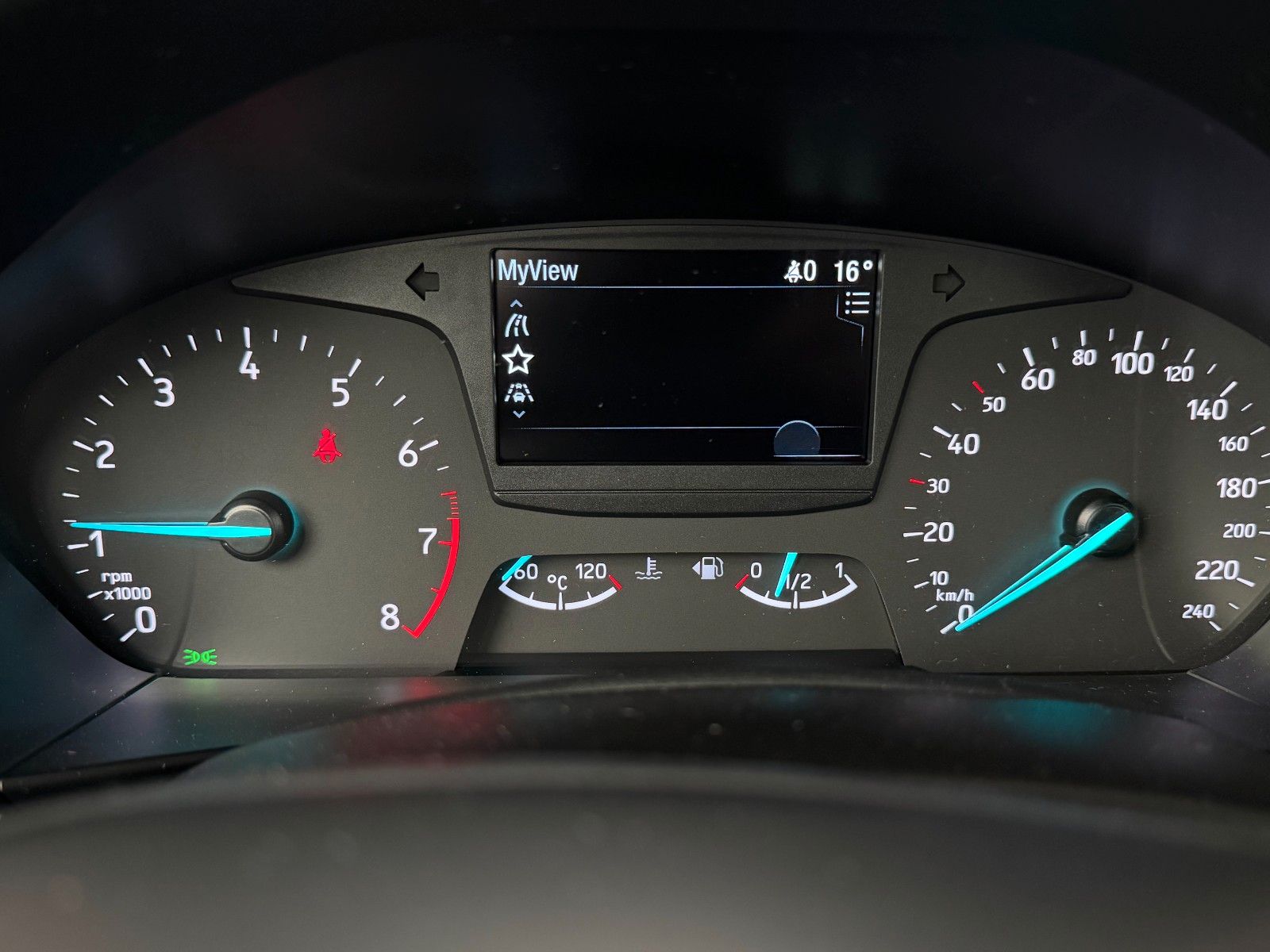 Fahrzeugabbildung Ford Focus Limousine 1.0 Trend  "Winter-Paket  Klima"