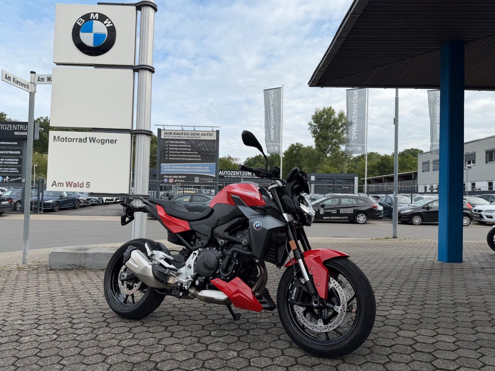 Fahrzeugabbildung BMW F 900 R wie Neu inkl. zubehör.