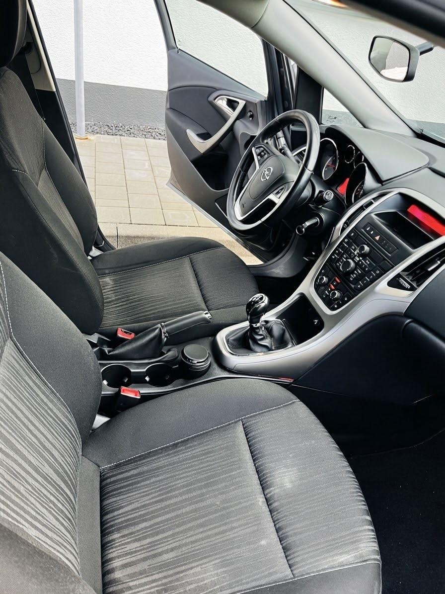 Opel Astra 2011 — photo 13